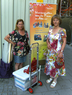 Standaufbau der Frauen des Fördervereins Nachbarschaftlich leben für Frauen im Alter auf dem Münchner Selbsthilfetag 2013
