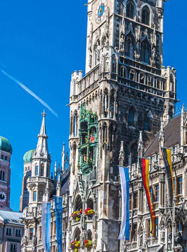 Blick auf das Münchner Rathaus von der Halbseite, im Hintergrund die Türme der Frauenkirche