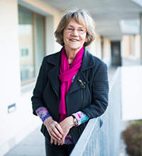 Portrait Christa Lippmann mit dunkelpinkfarbenem Schal