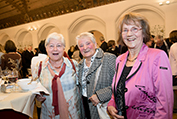 Frau Dr. Lippmann mit 2 Wohnfrauen im Münchner Rathaus