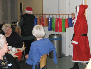 Weihnachtsfeier 2012 im Förderverein "Nachbarschaftlich leben für Frauen im Alter", Einzug der NikolausInnen
