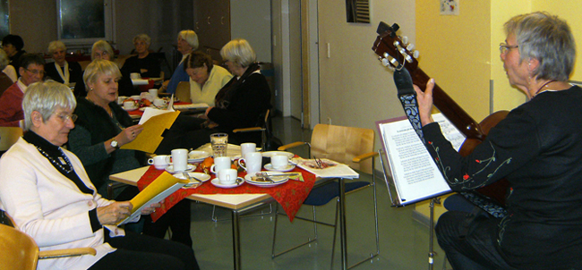 Weihnachtsfeier 2012 im Förderverein "Nachbarschaftlich leben für Frauen im Alter", gemeinsames Singen