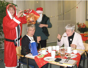 Weihnachtsfeier 2012 im Förderverein "Nachbarschaftlich leben für Frauen im Alter", die NikolausInnen und ihre Gaben