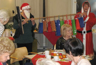 Weihnachtsfeier 2012 im Förderverein "Nachbarschaftlich leben für Frauen im Alter", die NikolausInnen und ihre Gaben