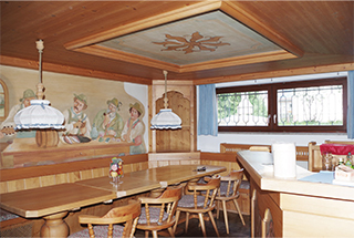 Seniorinnen-WG: Kellerbar in gemütlicher Holzauskleidung mit Wandbild