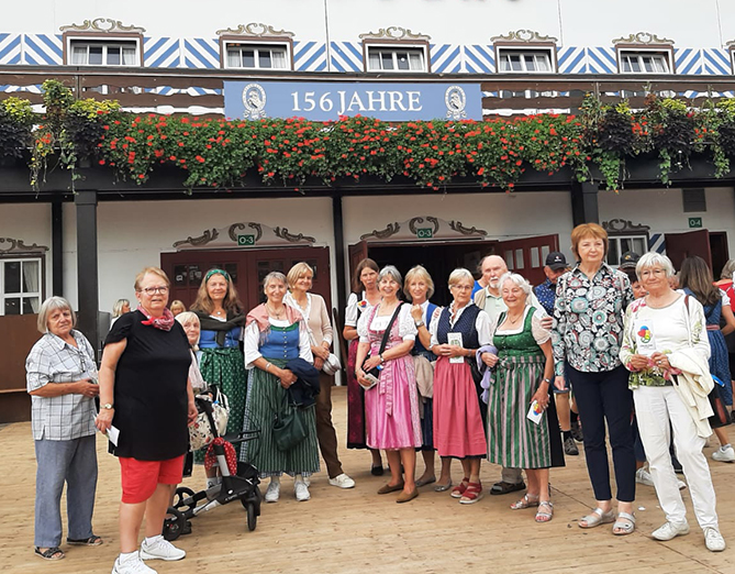 Die Frauen treffen sich in heiterer Runde vor dem Schottenhamel-Zelt