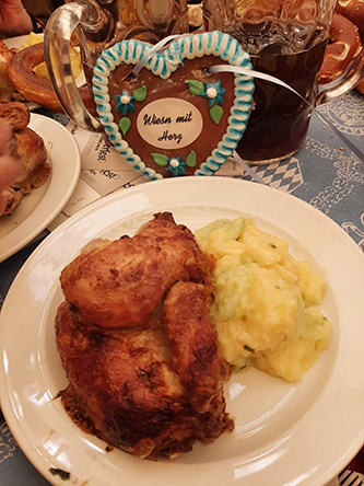 Ein knuspriges Hendlmit Kartoffelsalt und dem Wiesn-Herzl