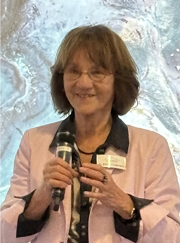 Dr. Christa Lippmann spricht in Mikrophon