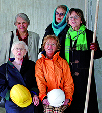 Frau Dr. Lippmann mit 4 Wohnfrauen auf der Baustelle einer neuen Wohnanlage