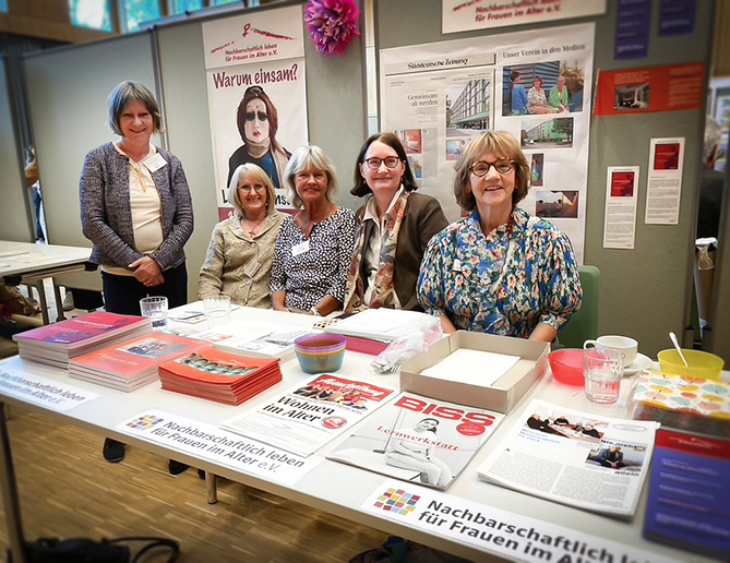 3 Wohnfrauen, unsere Psychologin Dr. Angela Lang und unsere Vorsitzende Christa Lippmann an unserem Infostand