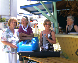 am Kaffeestand des Fördervereins Nachbarschaftlich leben für Frauen im Alter auf dem JUKI - Kinder- und Jugendfestival 2013