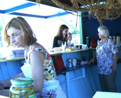 am Kaffeestand des Fördervereins Nachbarschaftlich leben für Frauen im Alter auf dem JUKI - Kinder- und Jugendfestival 2013