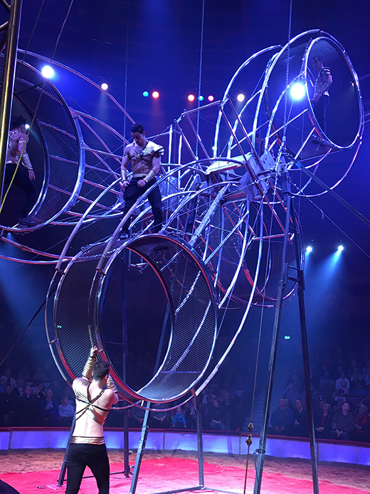 Zirkus Krone 2020_schwindelerregende Akrobatik auf rotierender Acht