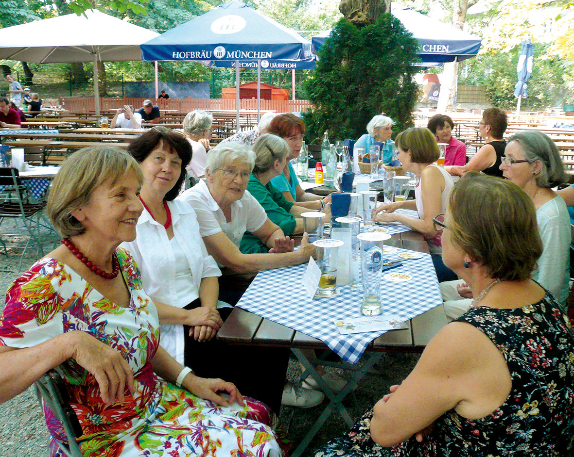 im Biergarten geniessen die Frauen ein nettes Gespräch und ein kühles Getränk