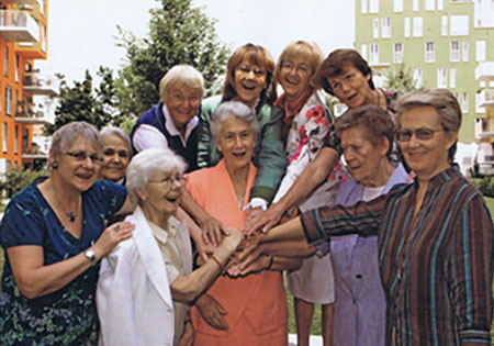 Weiberwirtschaften - die Wohnfrauen von Wohngruppe 2 geben sich in der Bildmitte sie Hände