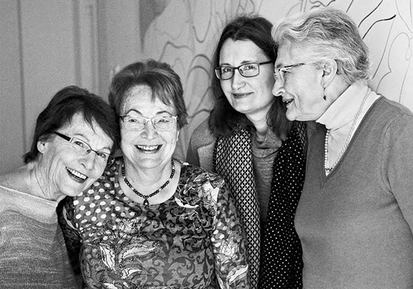 Sorgende Hausgemeinschaften: vier Wohnfrauen des Vereins Nachbarschaftlich leben für Frauen im Alter