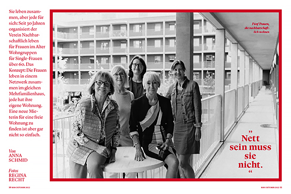 Schwarzweiss Bild: 5 Wohnfrauen im Laubengang von WG6