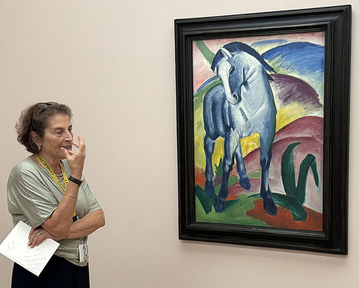 Die Kunstvermittlerin Dr. Katia Marano vor dem blauen Pferd von Franz Marc