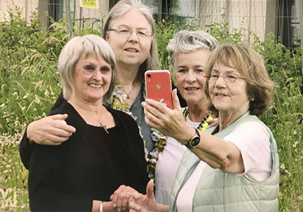 3 Wohnfrauen der Wohngruppe 5 mit  Christa Lippmann
