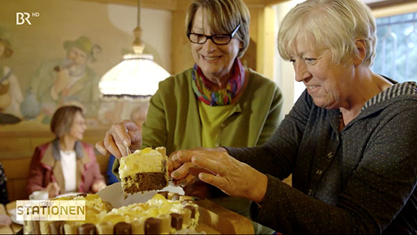Die Wohnfrauen Irene und Gaby verteilen Kuchen