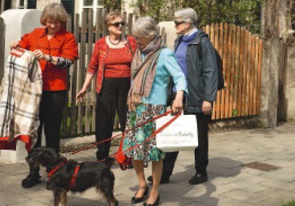 4 Wohnfrauen beim gemeinsamen Spaziergang