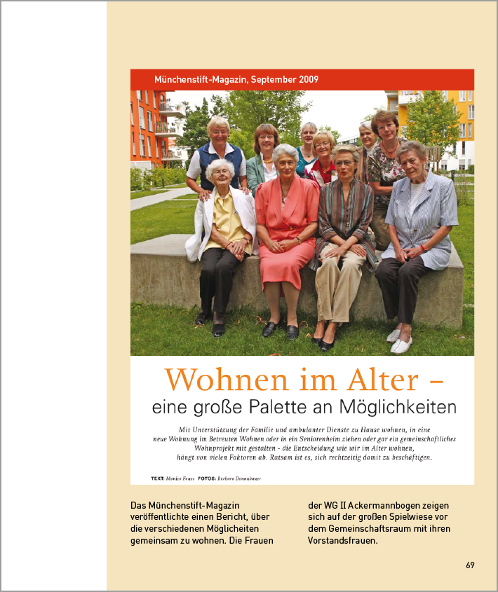 Bild der Wohnfrauen von WG2, sitzend und stehend im grünen Innenhof der Wohnanlage
