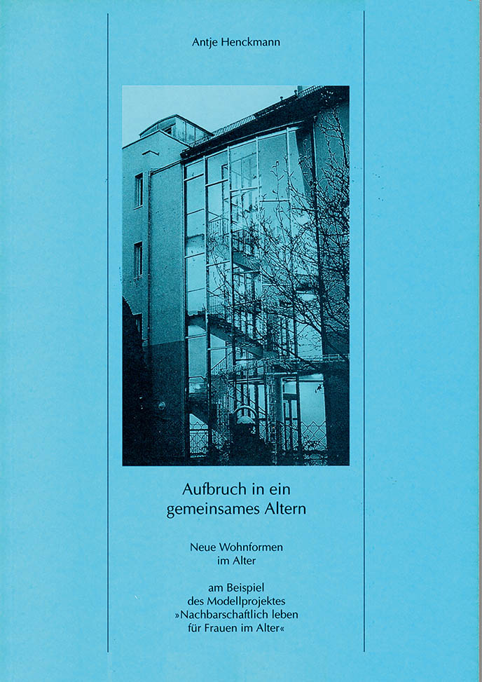 Cover des Buches Aufbruch in ein gemeinsames Altern, mittelblau mit einem Bild in Grautönen einer Häuserfassade