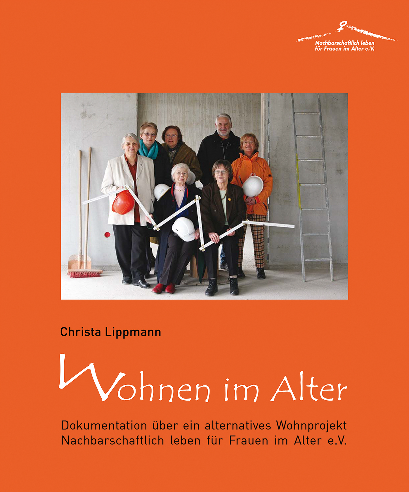 Cover des Buches Wohnen im Alter, rotorange mit Bild von Frauen in einem Rohbau, sitzend und stehend, mit einem zickzack ausgezogenen Meterstab und Bauhelmen in den Händen