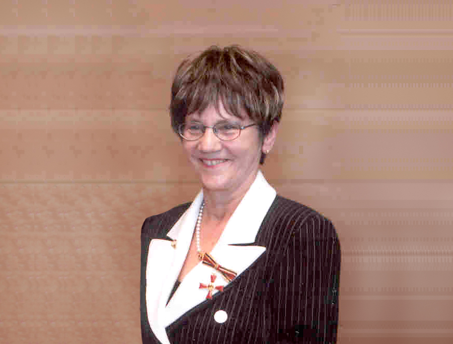 Portrait von Dr. Christa Lippmann mit dem Bundesverdienstkreuz 2005