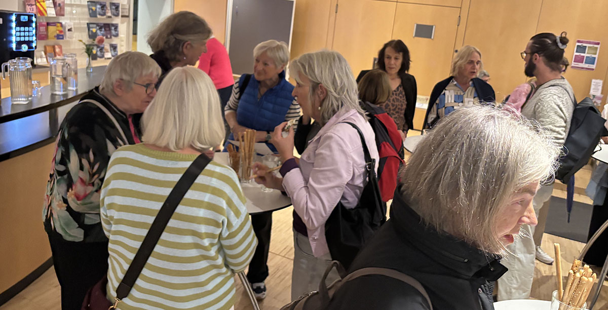 nach der Veranstaltung engagierte Diskussionen im Foyer