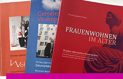 § Büher verschoben übereinander gelegt, oben: Titel unseres Buches Frauenwohnen im Alter, rot in rot mit einer griechischen Frauenstatue mit Blick nach links
