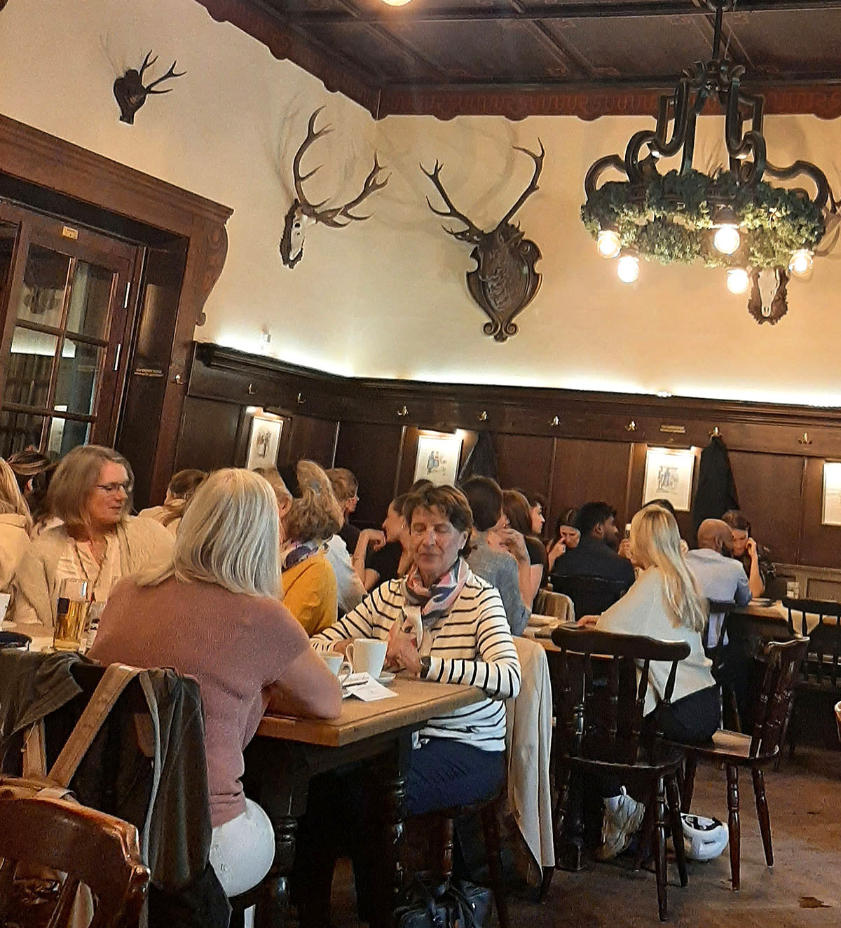 Blick ins Jägerstüberl mit Wohnfrauen