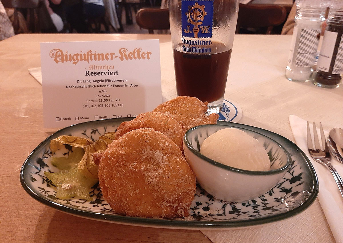 eine Portion Apfelkücherl mit Vanilleeis und Vanillesauce