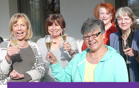 5 Wohnfrauen, fröhlich, grüssen mit einem Glas Sekt in der Hand