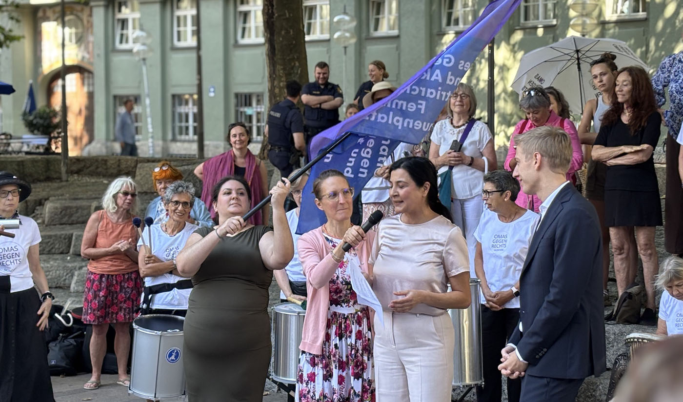 Maryam Giyahchi, Vorsitzende vom Stadtbund Münchner Frauenverbände spricht