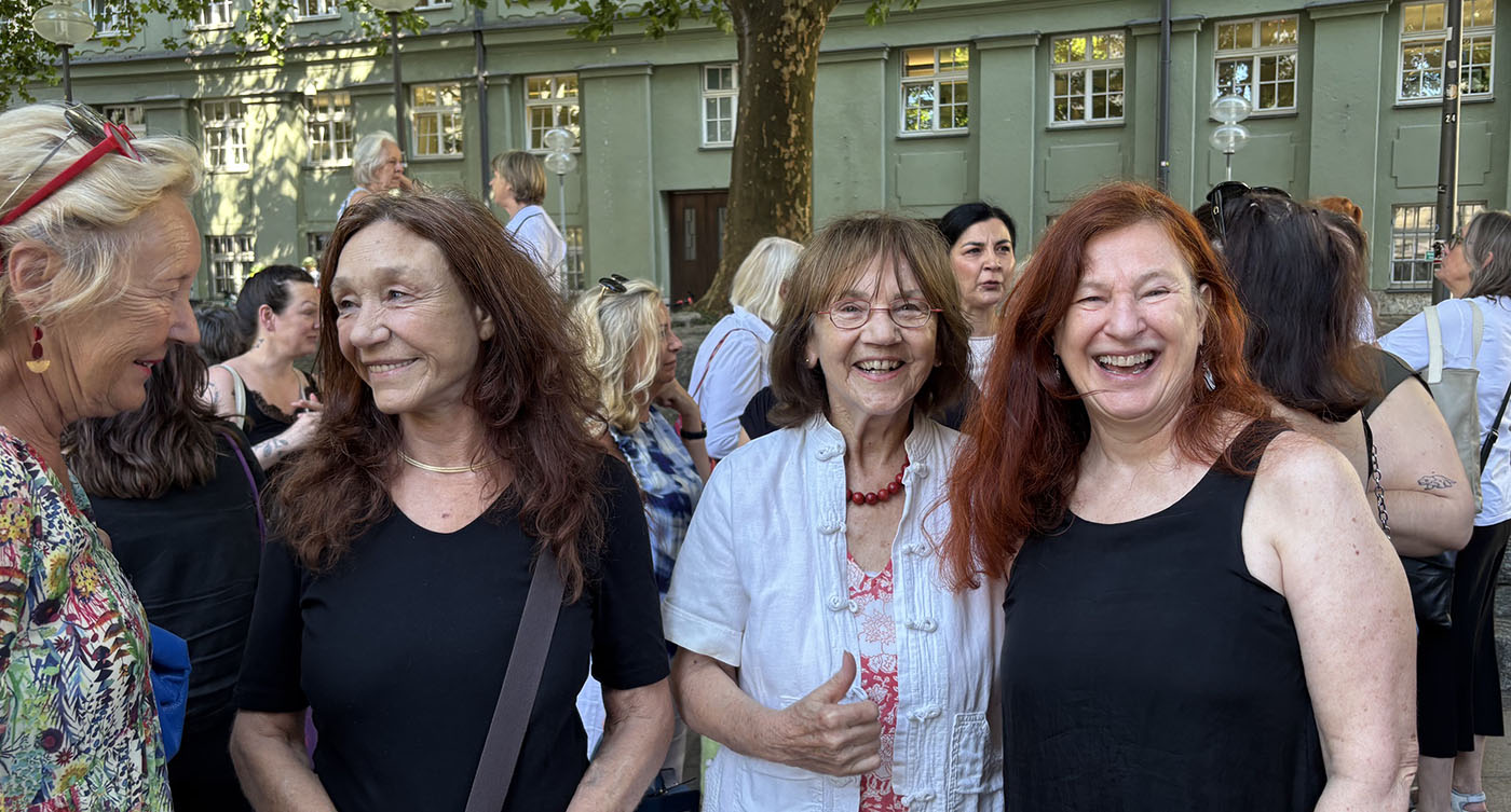 Chrsita Lippmann lacht mit 2 aktiven Frauen