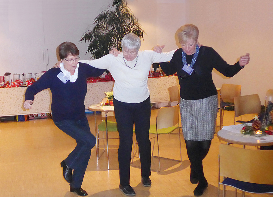 3 Wohnfrauen tanzen Sirtaki