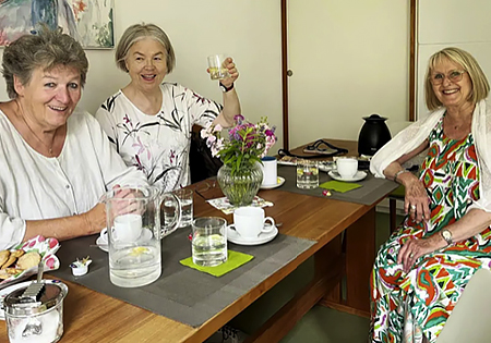 3 ältere Frauen fröhlich am Kaffeetisch