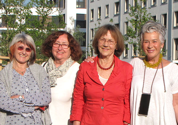 Dr. Christa Lippmann mit 3 der 10 Wohnfrauen aus der Wohngruppe V Arnulfstraße