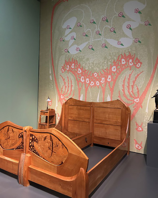 Blick in den Ausstellungsraum: Möbel