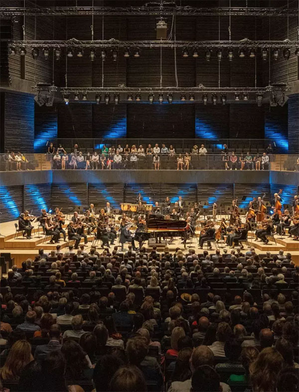 Blick auf die Bühne der Isarphilharmonie mit Orchester und Flügele
