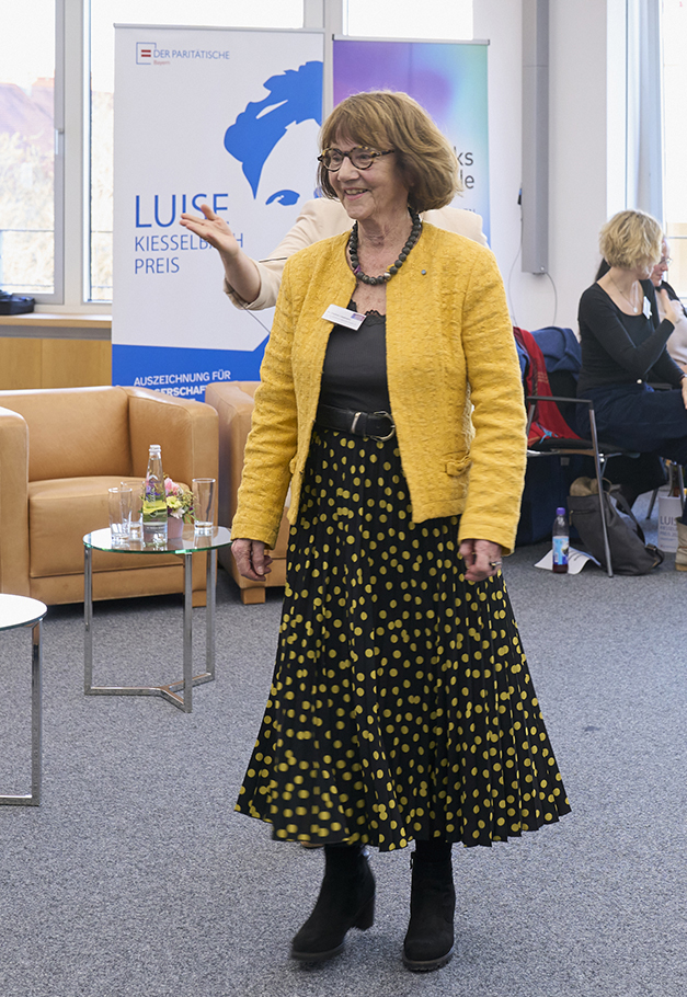 Dr. Christa Lippmann mit Urkunde und Preis überreicht von Sven Göpel