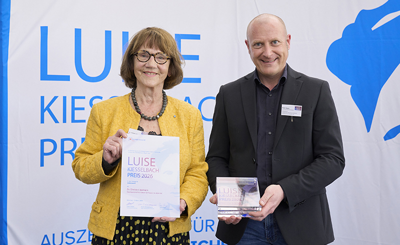 Dr. Christa Lippmann mit Urkunde und Preis überreicht von Sven Göpel