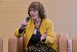 Dr. Christa Lippmann spricht