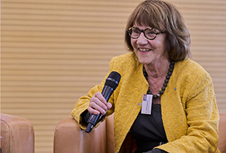 Dr. Christa Lippmann spricht