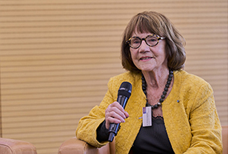 Dr. Christa Lippmann spricht