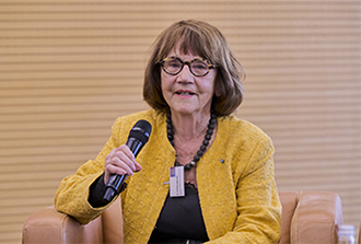 Dr. Christa Lippmann spricht