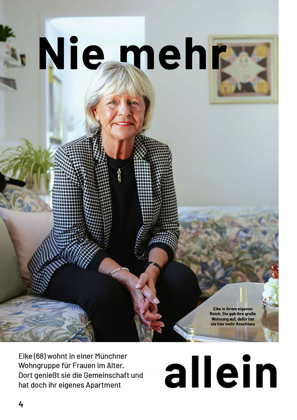 Wohnfrau Elke auf dem Sofa lächelt in die Kamera