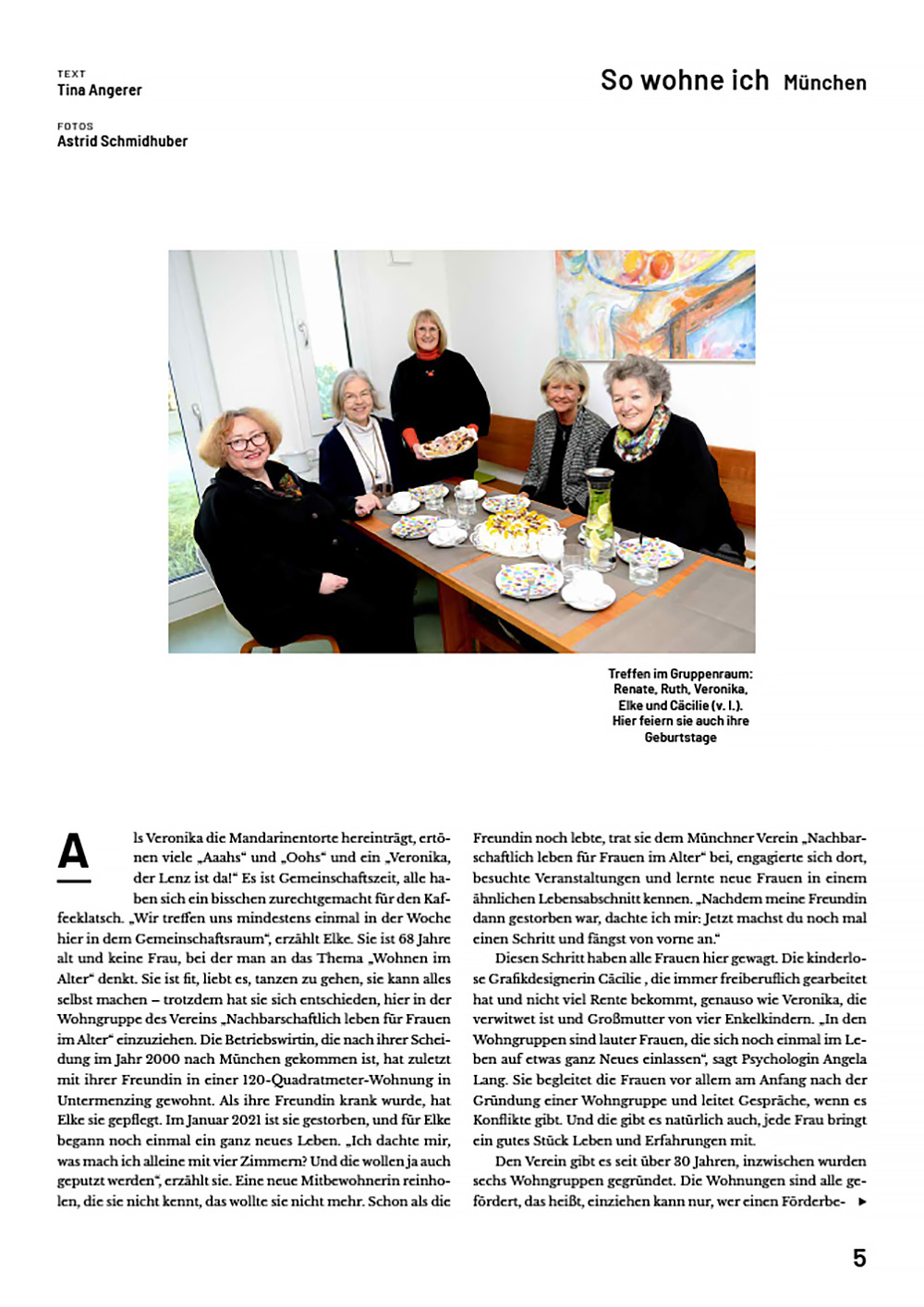 Wohnfrau Elke mit vier anderen Frauen der Wohngruppe beim Kaffeetrinken im Gemeinschaftsraum