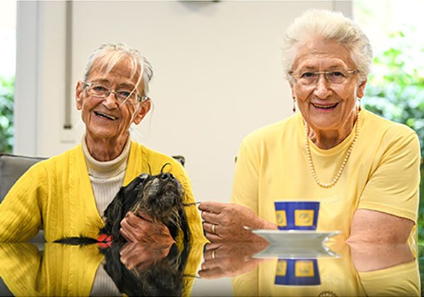 Hund Emma mit 2 Wohnfrauen aus Wohngruppe 2